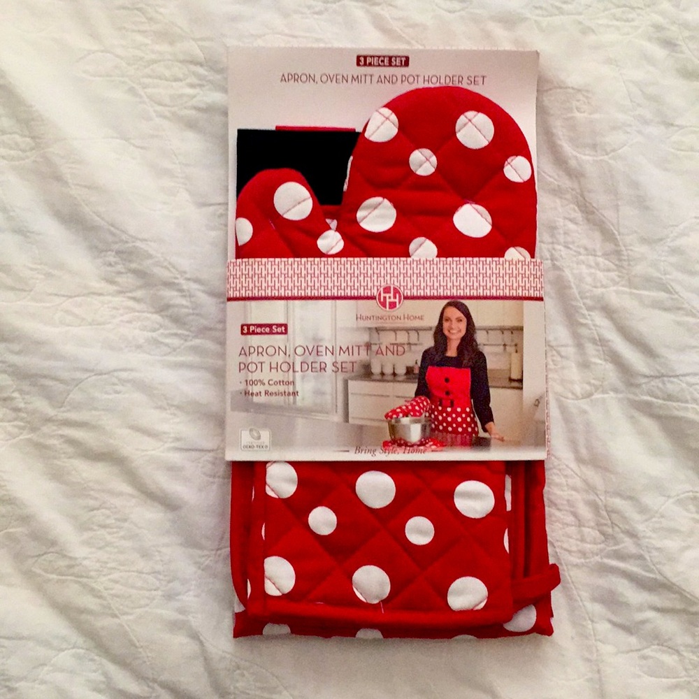 Christmas Kitchen Apron,Oven Mitt and Pot Holder Set. New in package.